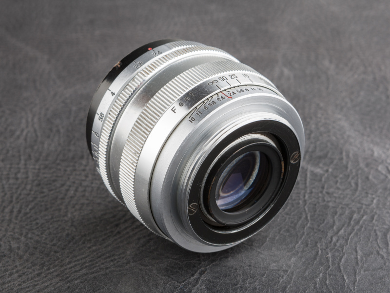 37mmのスクリューマウントを採用。変換リングでM42マウント化する手もある。