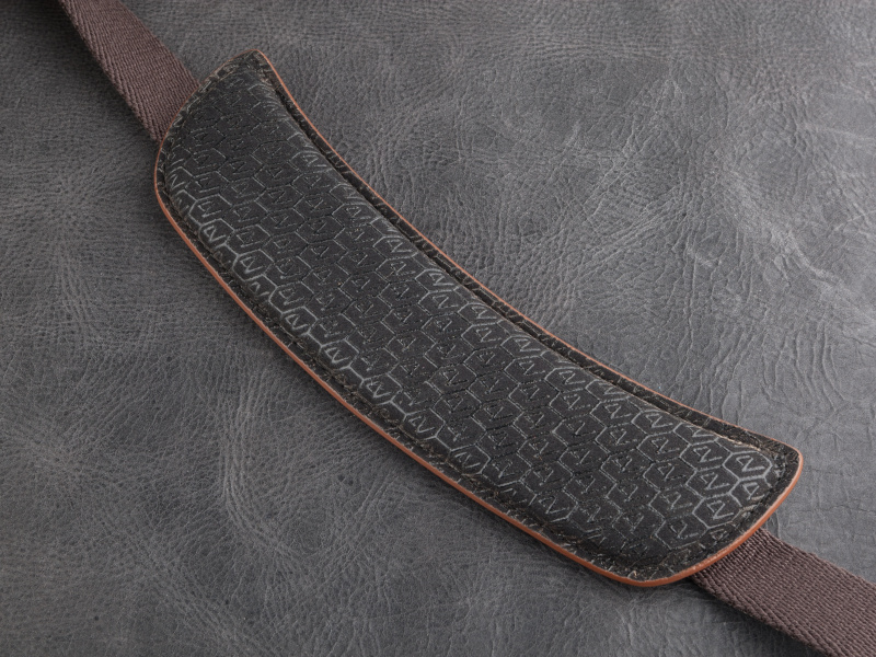 ショルダーパッドにスポーツシューズ用のハイパフォーマンス・フォームを採用している。