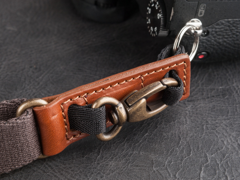 取り付け部はアンティーク調の大きな金具を使用。当て革があるのでボディとの接触は最小限だ。