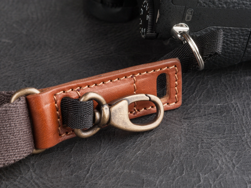 クイックリリースを採用し、フックを外すと二重リングからスルリと外れる。