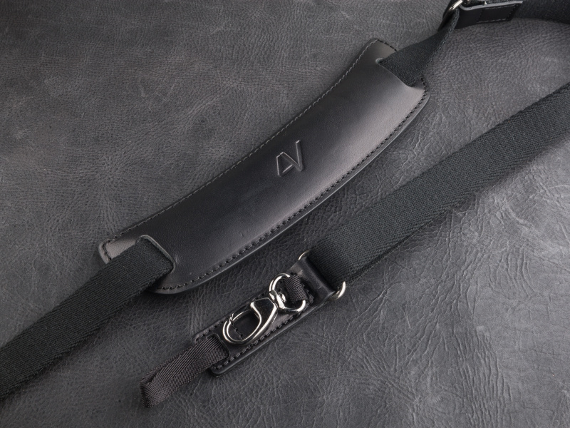 同製品はブラックもラインアップしている。金具もさりげなくブラックタイプを用いている。