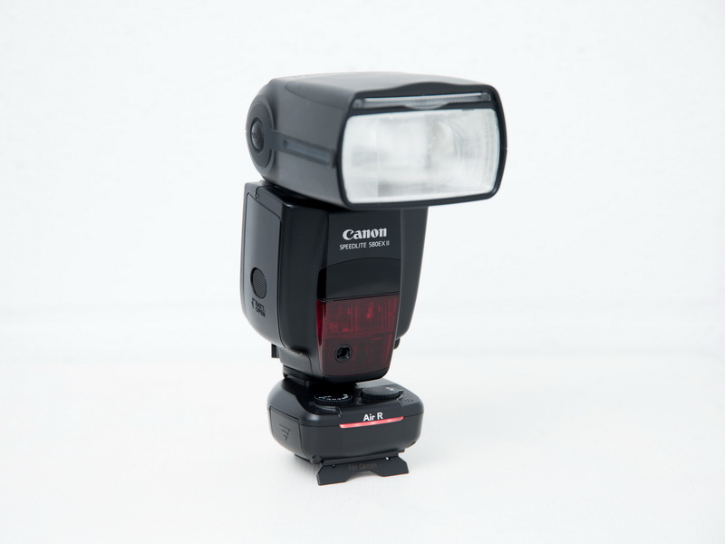 AirRにキヤノンのクリップオンストロボ580EX IIを組み合わせたところ。