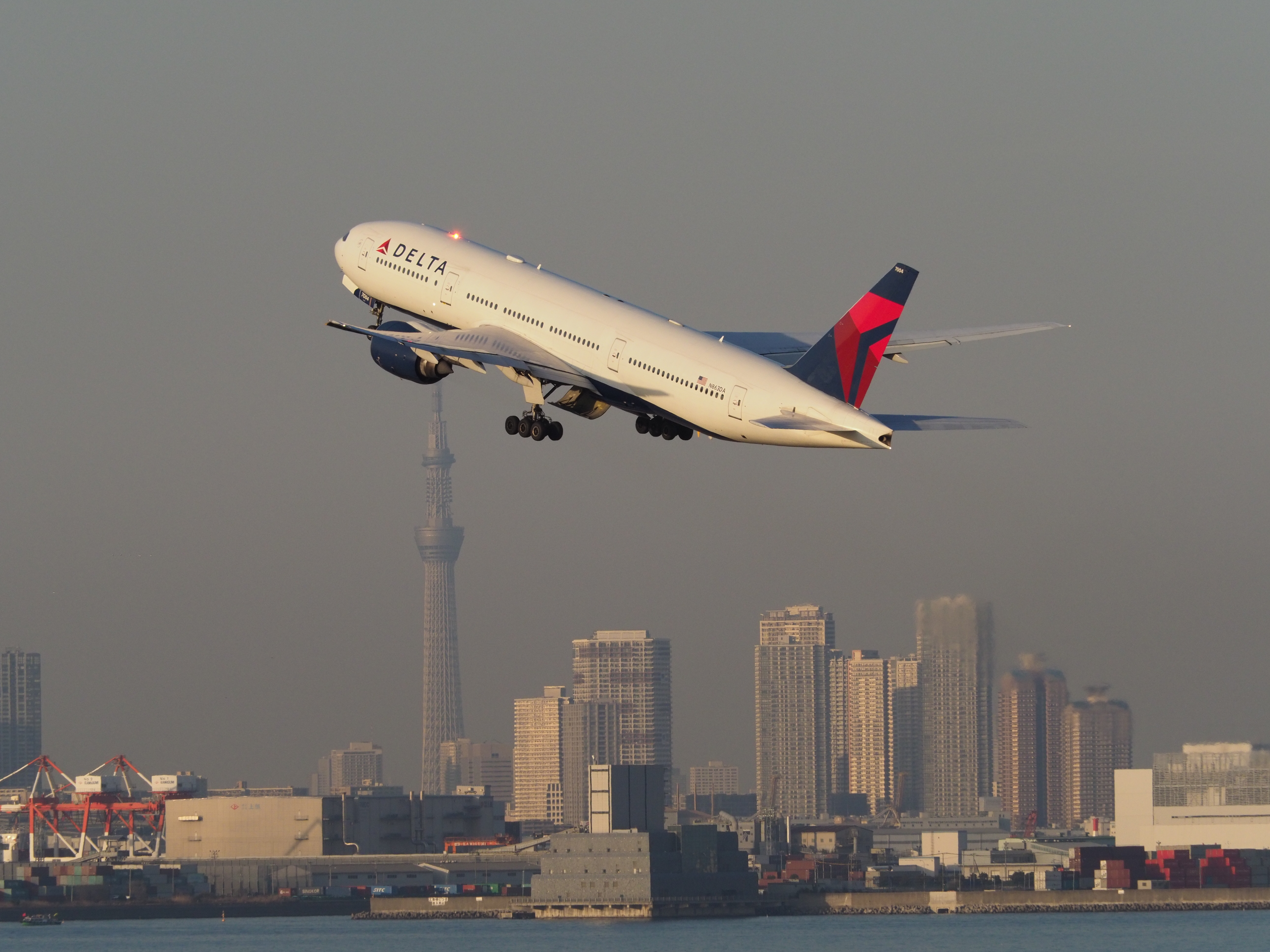 アンコリジョンライトの点灯を捉えたものの、スカイツリーに機体が刺さってしまった。<br>オリンパスE-M1 Mark II / M.ZUIKO DIGITAL ED 40-150mm F2.8 PRO + MC-14（210mm） / マニュアル露出（F6.3・1/2,000秒） / -0.3EV / ISOオート（ISO640） / WB:オート　（撮影：伊達淳一）