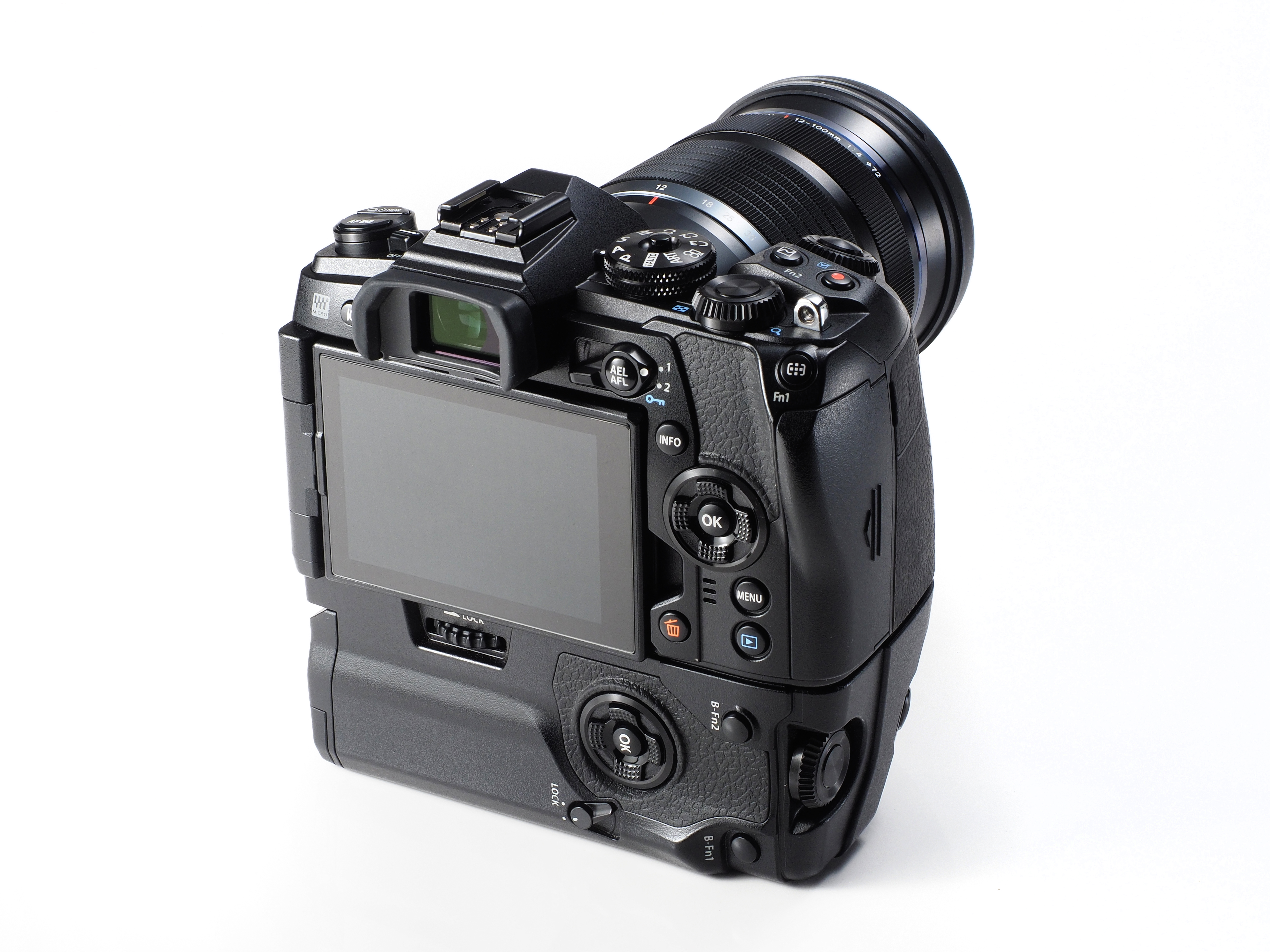 パワーバッテリーホルダーHLD-9を装着した状態。