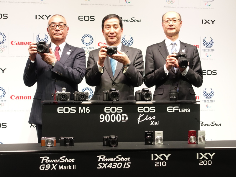 左からキヤノンマーケティングジャパン株式会社 取締役 常務執行役員 イメージングシステムカンパニー プレジデント 八木耕一氏、キヤノンマーケティングジャパン株式会社 代表取締役社長の坂田正弘氏、キヤノン株式会社 執行役員 イメージコミュニケーション事業本部長の戸倉剛氏