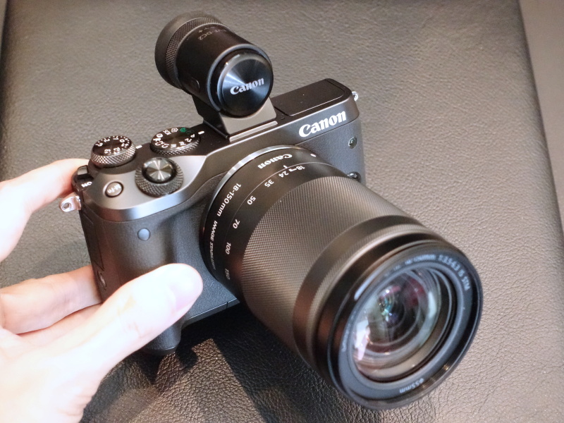 ブラックのEOS M6に18-150mmレンズとEVFを装着