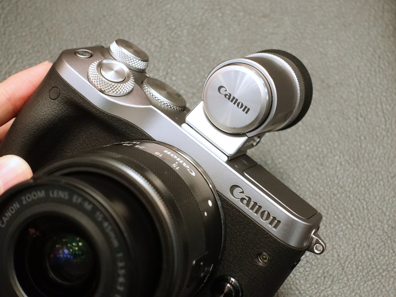 シルバーのEVFはキット限定カラー。シルバーボディは、各キットにプラス1万円でEVFがつく