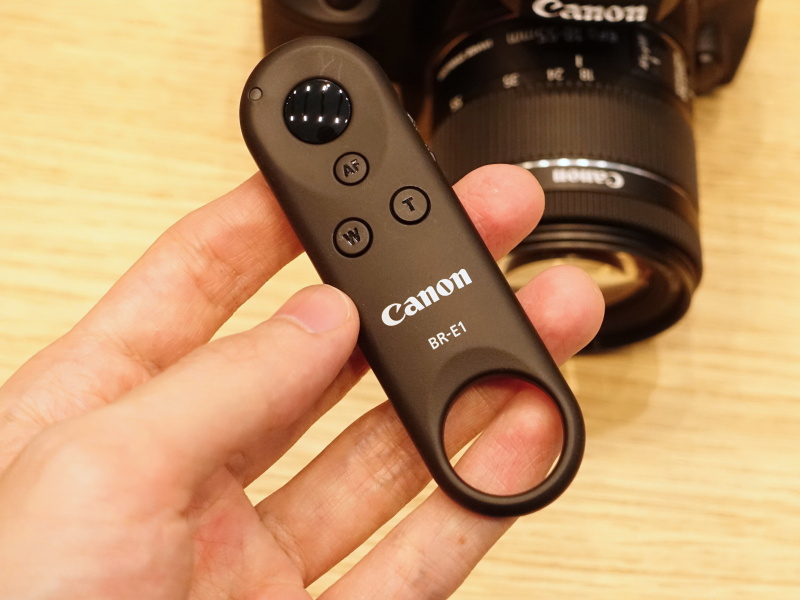 EOS 9000DとEOS Kiss X9i用に登場したBluetoothリモコン「BR-E1」。赤外線方式と比べ、全方位からリモート操作できる点が特徴