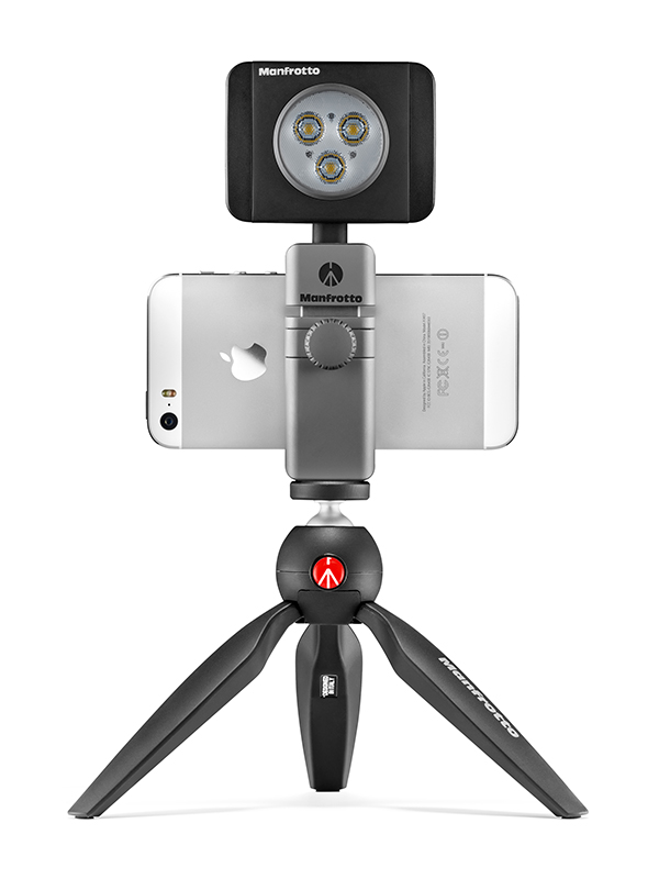 三脚用ネジ穴（1/4-20UNC）のほか、上部にはアクセサリーシューを備える