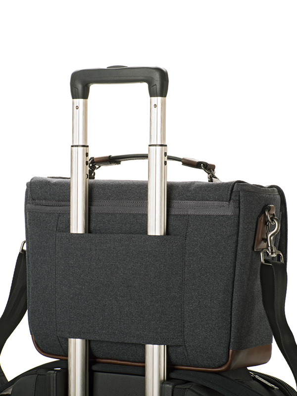 キャリーオンバッグとして使用できる背面スリーブ