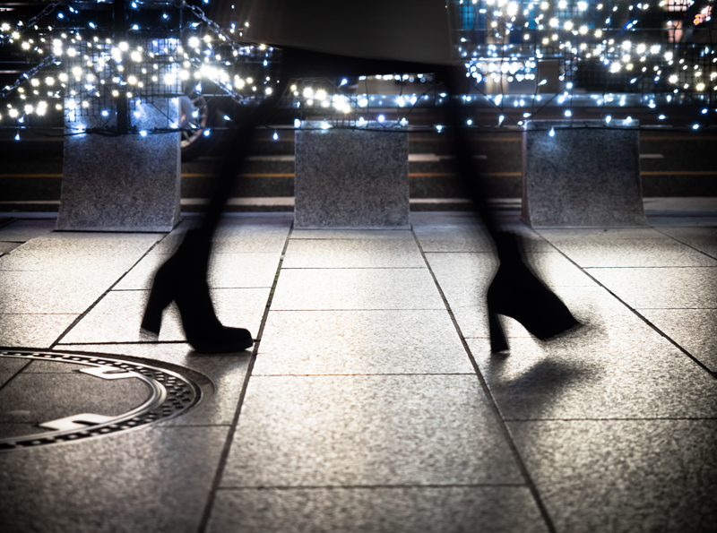 女性の足元をエレガントに表現したくてイルミネーションとともに切り取った1枚。通行人を確認しつつ、タッチAFで撮影した。高速かつ正確なタッチAFは私には欠かせない機能だ。<br><span class="fnt-85">オリンパス OM-D E-M1 Mark Ⅱ / M.ZUIKO DIGITAL ED 12-40mm F2.8 PRO / 40mm（80mm相当）/ マニュアル露出（F2.8、1/15秒）/ ISO 200</span>