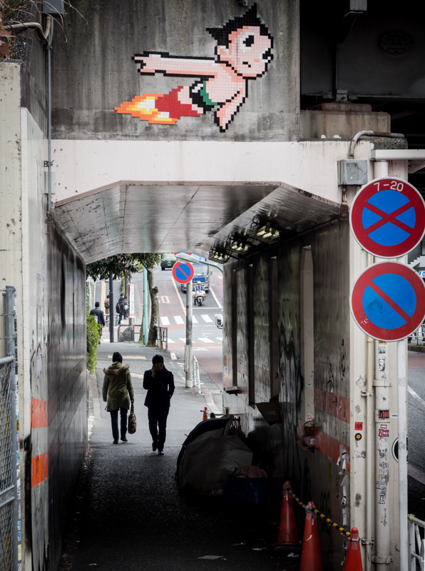 鉄腕アトムのトンネルですれ違う人の形にもこだわりたかったため、高速連写で撮影。倍率が高く高精細なEVFと全点クロス測距による高速AFでイメージどおりに切り取れた1枚。すれ違う人々に関係性やストーリーが生まれたような気がした。<br><span class="fnt-85">オリンパス OM-D E-M1 Mark Ⅱ / M.ZUIKO DIGITAL ED 12-100mm F2.8 PRO / 50mm（100mm相当）/ マニュアル露出（F8、1/60秒）/ ISO 200</span>