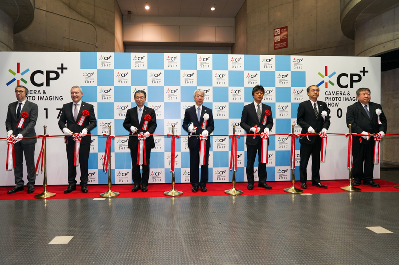 テープカットの様子