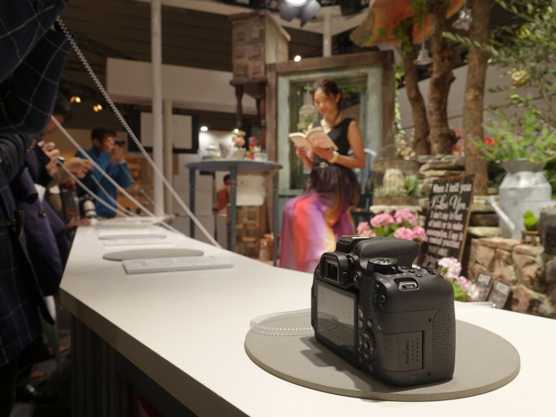 ポートレート撮影のコーナー。4月発売の「EOS Kiss X9i」があった