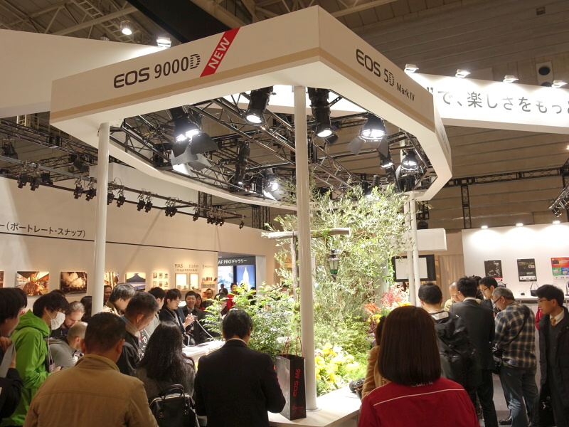 こちらは4月上旬発売の本格志向エントリー機「EOS 9000D」が人気