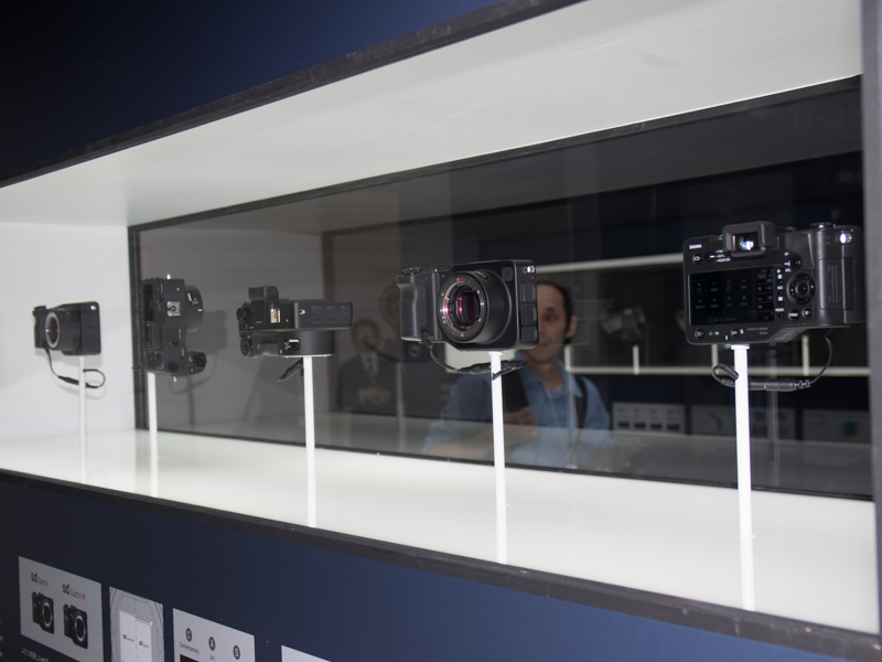 ボディが中に浮いているような趣向のカメラ展示。横長の展示ケースは前後にガラスがはめこまれており、両面からさまざまな角度でボディの各部位が見られるようになっている。写真はSD quattro Hの展示ケース