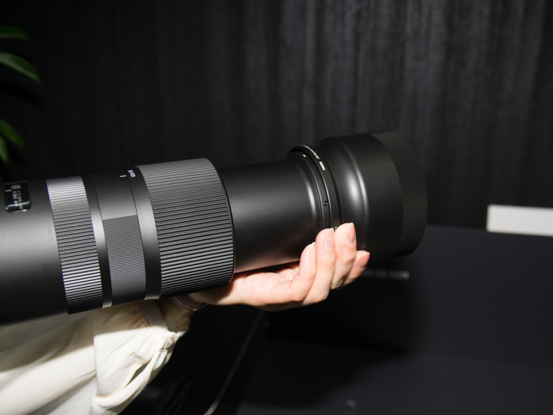 手で鏡筒を前方向に伸ばしたところ