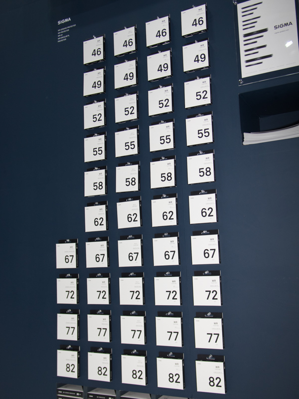 純正のレンズフィルターも展示