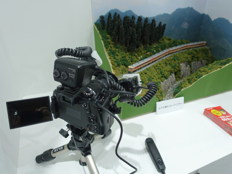 深度合成で鉄道模型の撮影デモ。連写合成時にマクロフラッシュを併用できる
