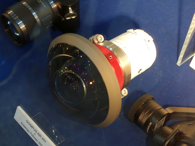 OLYMPUS AIRにインタニヤの魚眼レンズが付いていた。目を引くスタイル