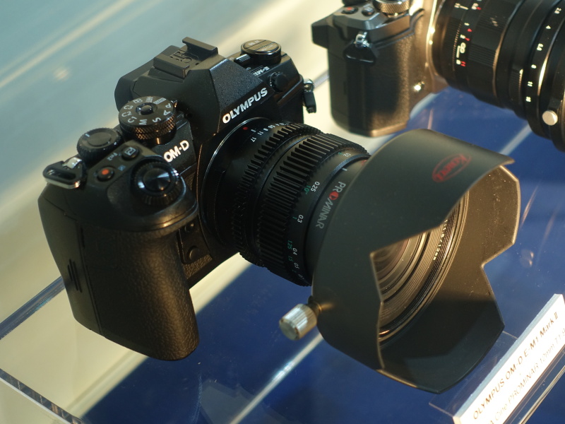 様々な組み合わせのカメラを展示している