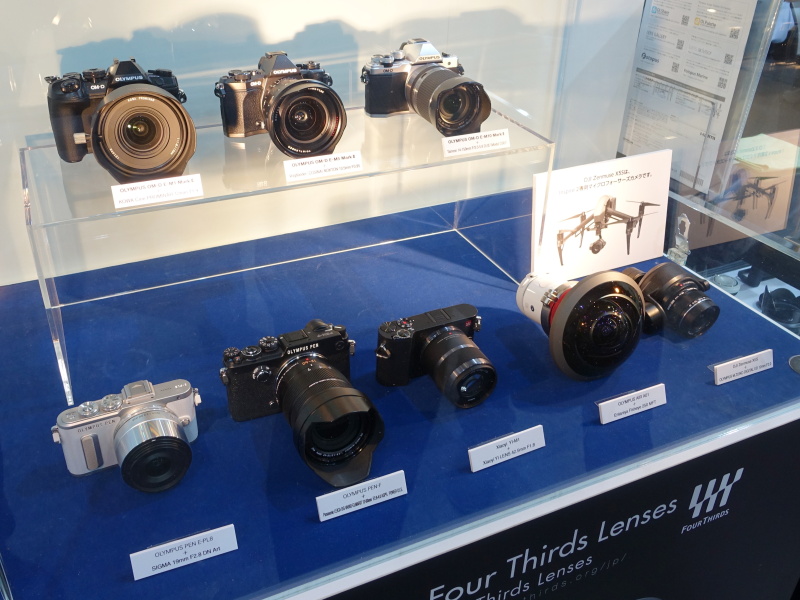 マイクロフォーサーズ規格の各社製品が並ぶ