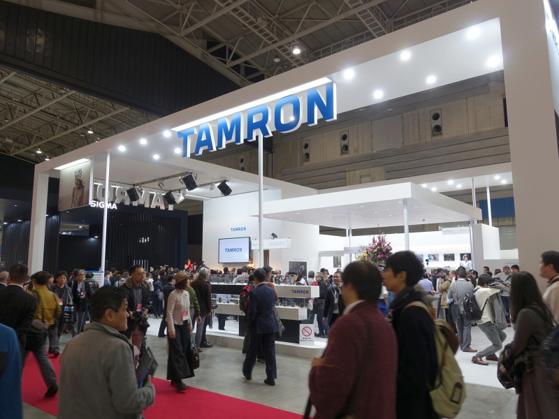 新しくなったコーポレートロゴを掲げたタムロンブース