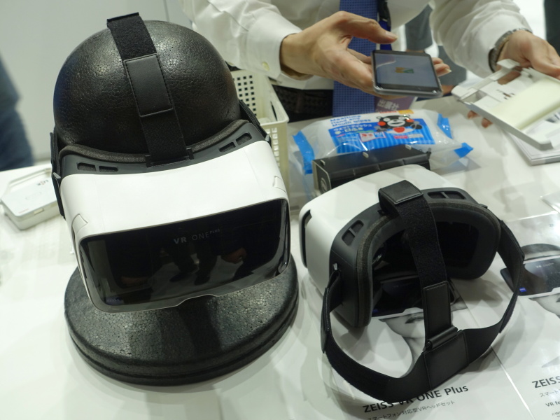 スマートフォンをセットしてVR体験できる「VR One」のデモコーナー