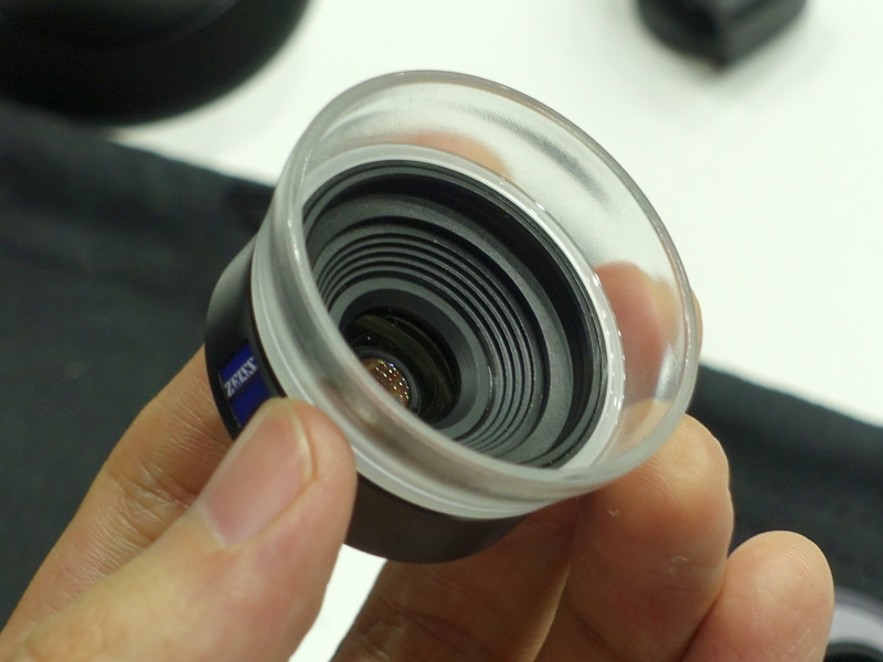 スマートフォン用コンバージョンレンズ「ExoLens with Optics by ZEISS」もある
