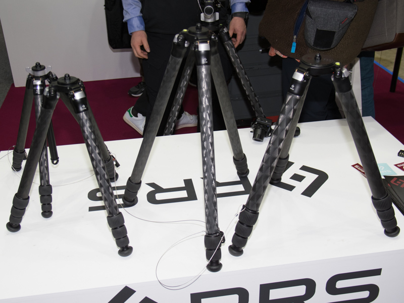 銀一が当初取り扱うRRSの三脚は、コラムを搭載しないヴァーサシリーズ4機種と、着脱式のコラムを搭載するクイックコラムシリーズ1機種