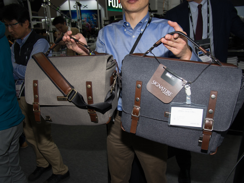 ショルダーカメラバッグ「シグネチャー10」（左）と「シグネチャー13」（右）