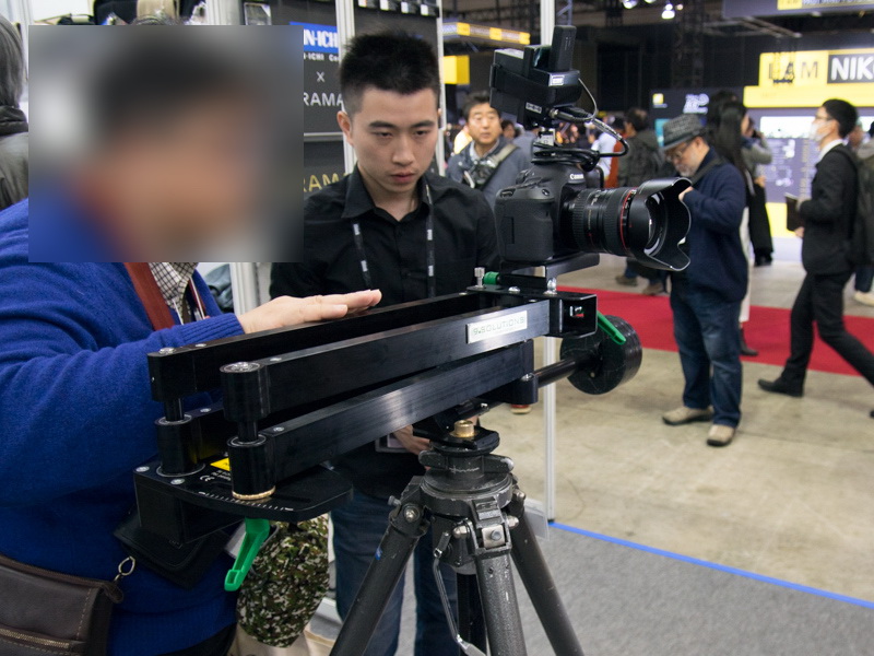 台湾ナインドットソリューションズのパン装置「Cパンカメラガイドアーム」。水平、垂直、斜め方向へのスムーズなパン操作が可能