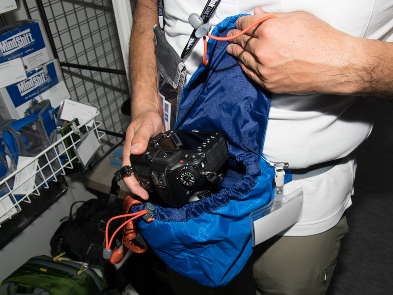 腰巻きにすることで速写性を重視するカメラカバー「ウルトラライトDSLRカバー20」