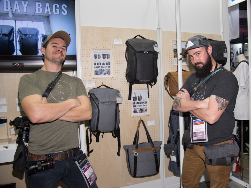 取材中、なぜか突然フレームインしてポーズを決めてきた米国のピークデザインスタッフ