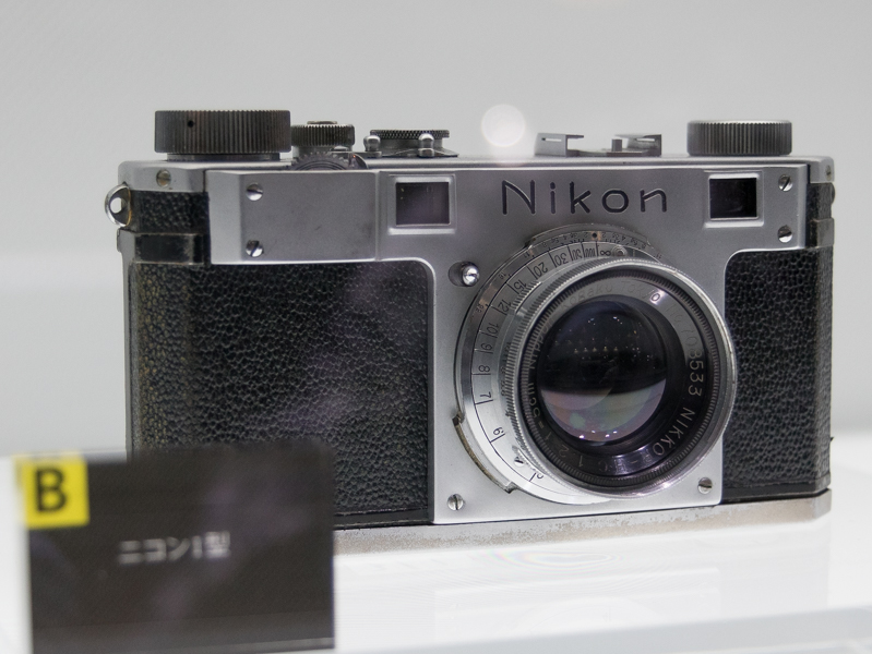 ニコンカメラの初号機で、ニコンの名前を初めて冠した「ニコンI型」（1948年）