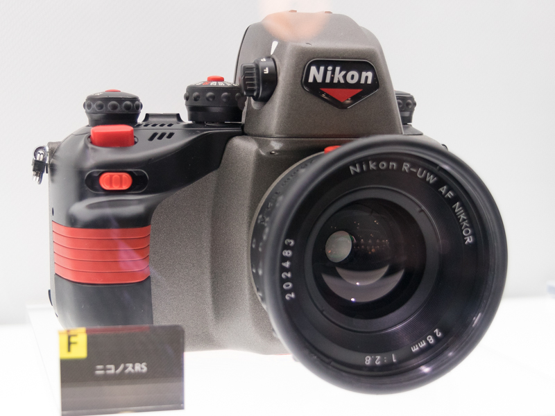 世界で初めて水中でのAF撮影を可能にしたカメラ「ニコノスRS」（1992年）