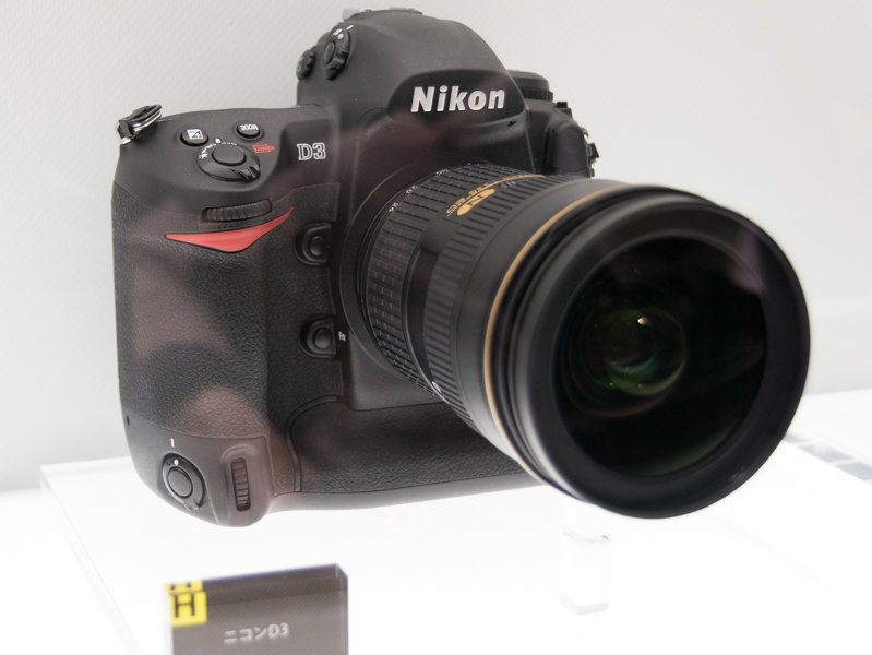 ニコン初の35mmフルサイズセンサー搭載のフラッグシップモデル「ニコンD3」（2007年）