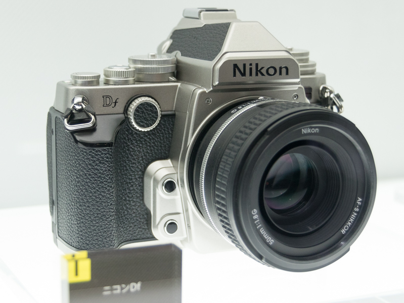 同社往年のカメラを思わせるスタイリングや非Aiレンズへの対応などが話題になった「ニコンDf」（2013年）