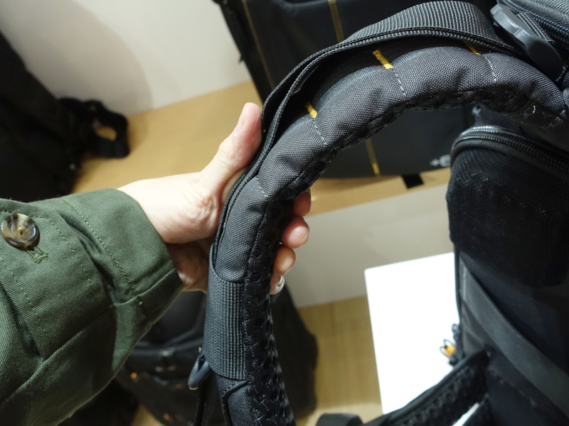 肉厚のパッドは、背負う際にねじれにくいメリットもある