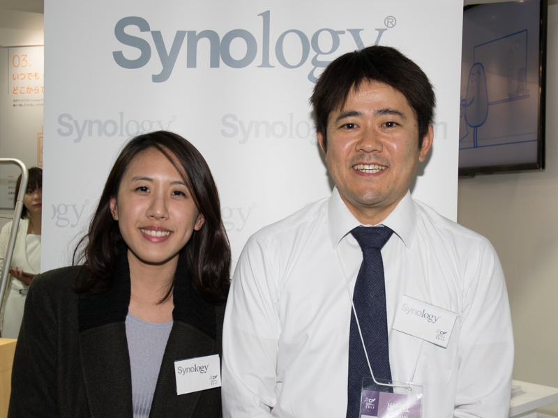 Synologyのプロダクトスペシャリスト Jenn Yehさん（左）と国内代理店フィールドレイクの取締役 倉石敬介さん（右）