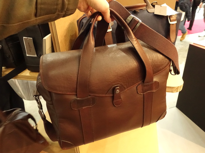 ショルダーバッグの「BOB CUT」。一眼レフカメラや13型ノートPCに対応