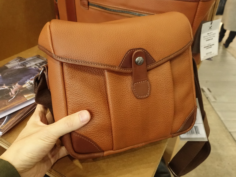 いちばん小型の「SMART BOB」。レンズを装着したミラーレスカメラと交換レンズ1本程度のサイズ感