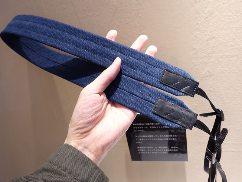 ワックス帆布の40mm幅ストラップは4色展開。3,450円