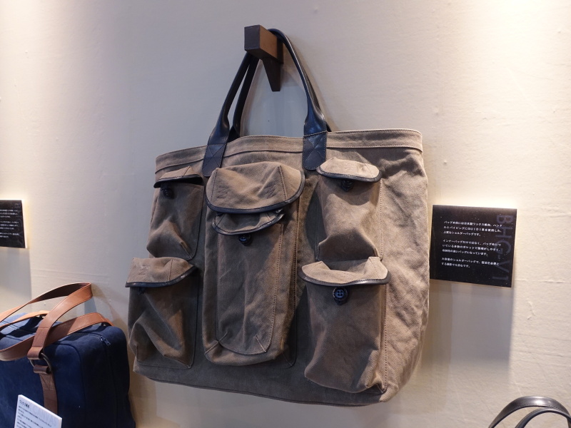 GUIDI革とワックス帆布を組み合わせたトートバッグ。54×39×16cmの大きさ。8万3,000円