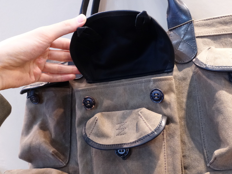 ポケットはボタン式