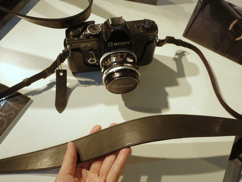 GUIDI革のストラップ。両端寄りの部分は薄く、首当ての部分は厚くなっている。レザーを繋ぐのも時計ベルト製造技術の応用だという。1万200円