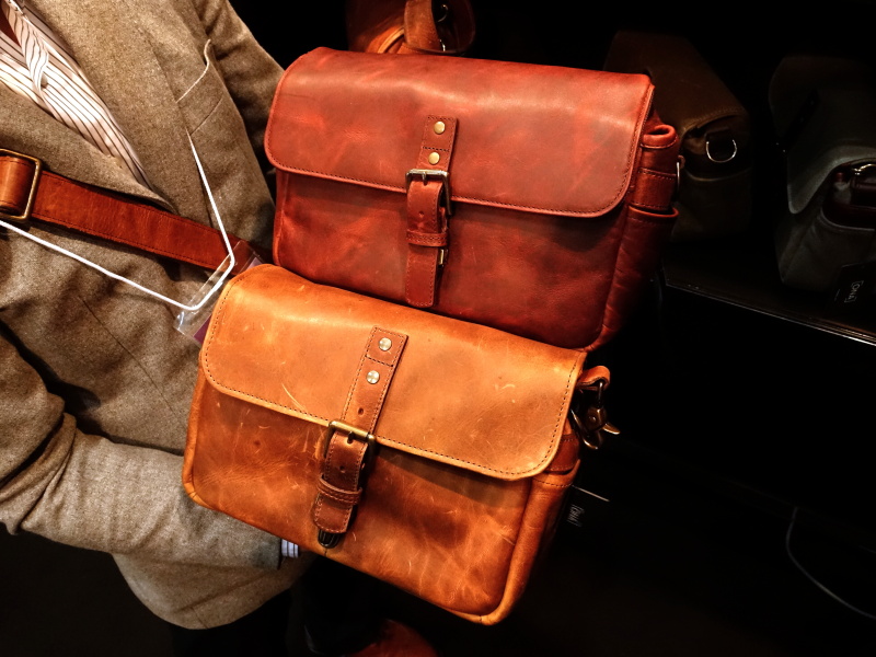 こちらは小型モデルに加わった新色のボルドー（上）