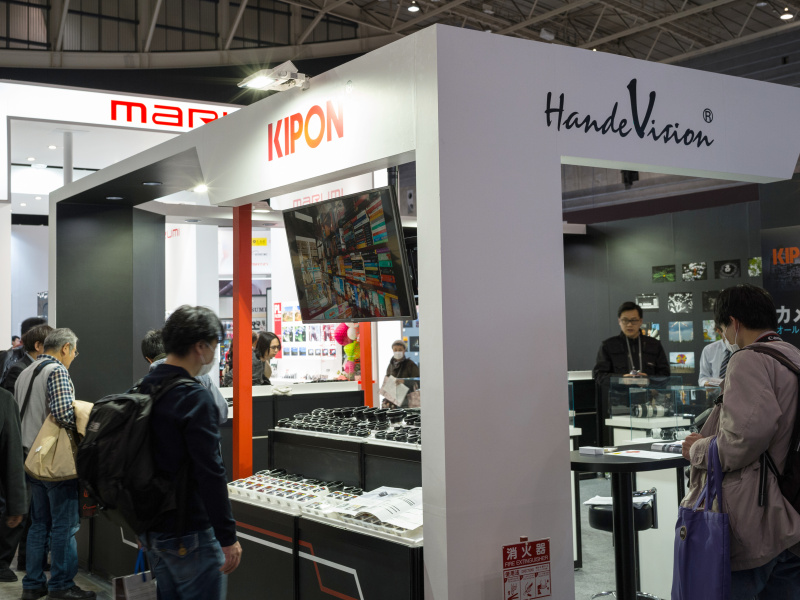 上海伝視撮影器材有限公司のブース。用意していたカタログが2日目でなくなり、増刷が間に合わないとうれしい悲鳴を上げていた。