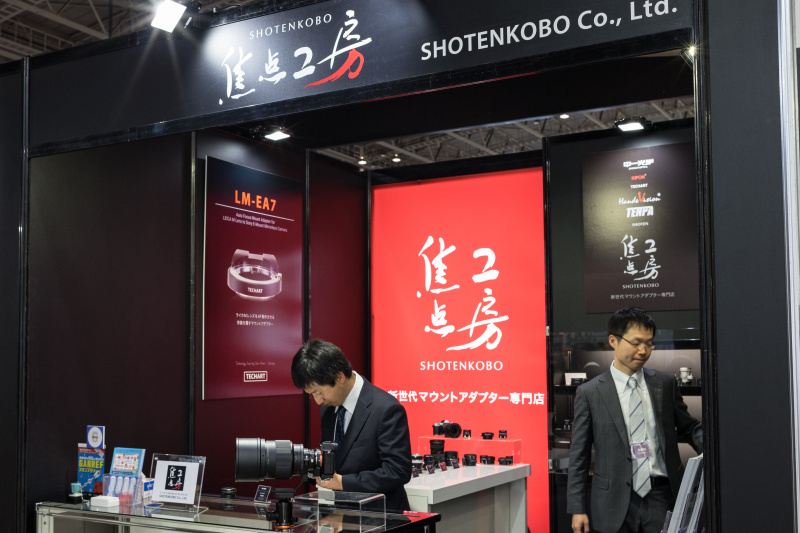 オールドレンズファンにはおなじみの焦点工房のブース。ヤフオク時代から知っている人には感涙モノだろう。