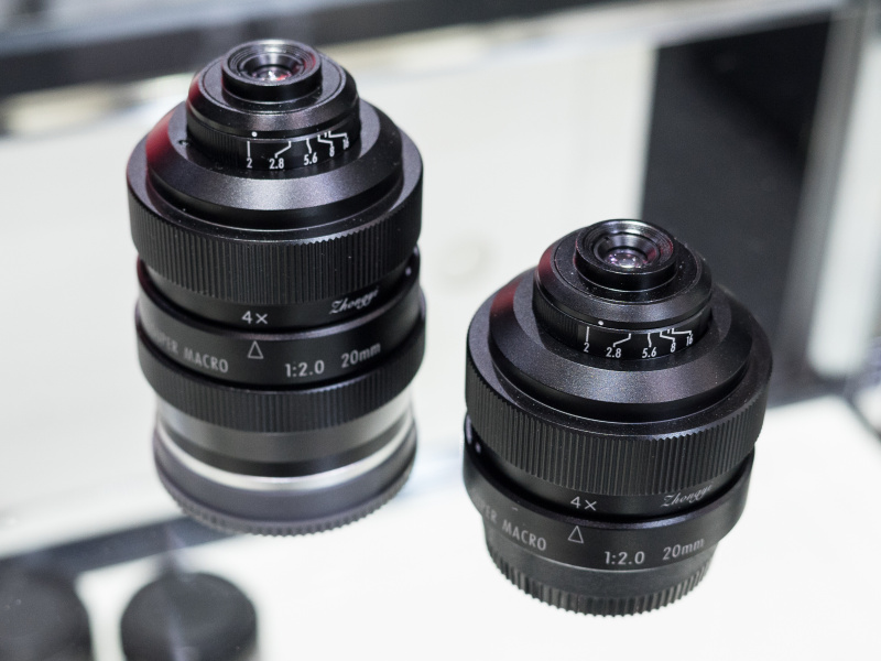 フリーウォーカー20mm F2スーパーマクロは近日発売予定。マウントは各社ミラーレスカメラ、一眼レフカメラに対応する。